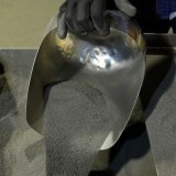 La production répond à la forte demande de nickel, principalement pour fabriquer de l'acier inoxydable, et indispensable à la plupart des batteries des véhicules électriques. Pas moins de 17% du nickel mondial provenait de la seule mine indonésienne de Weda Bay en 2023. KEYSTONE/AP/DITA ALANGKARA